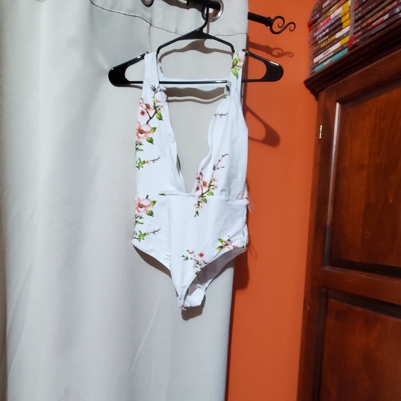 2 New bathing suits - Picture 3 of 4